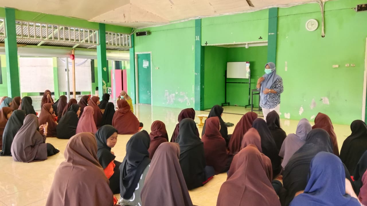 Penyuluhan dan Pembagian obat untuk profilaksis bagi kontak erat di Ponpes Putri Hidayatullah
